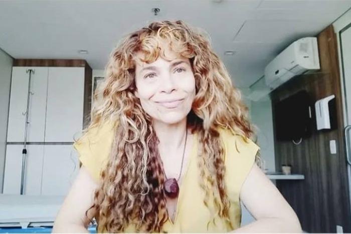 Filha da cantora Vanusa trabalha em restaurante fazendo faxina
