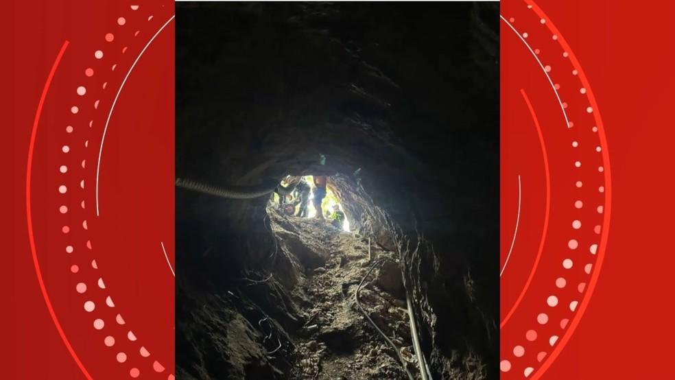 Homens cavam túnel em rocha em busca de pedras preciosas e são presos por garimpo ilegal no ES