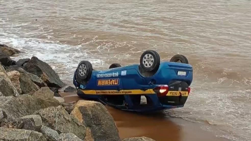 Aluna confunde pedais e carro de autoescola cai no mar em Itapemirim, ES