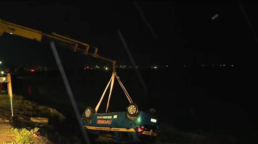 Aluna confunde pedais e carro de autoescola cai no mar em Itapemirim, ES