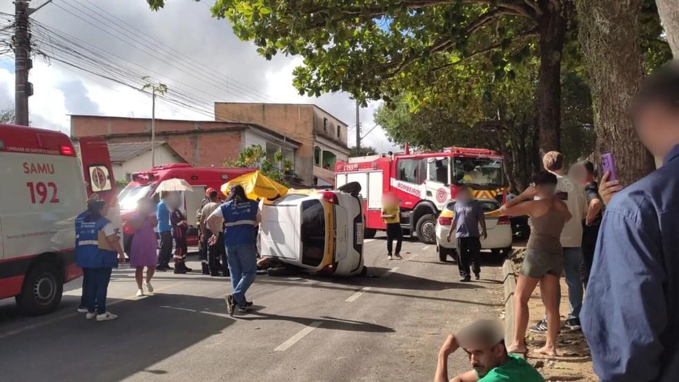 Aluna confunde pedais e carro de autoescola cai no mar em Itapemirim, ES