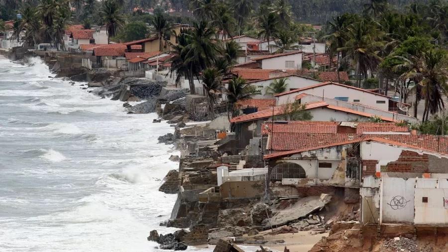 ‘As casas tremem’ a vida na Baía da Traição, onde o mar engole as casas