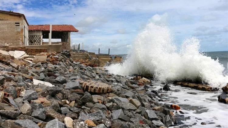 ‘As casas tremem’ a vida na Baía da Traição, onde o mar engole as casas