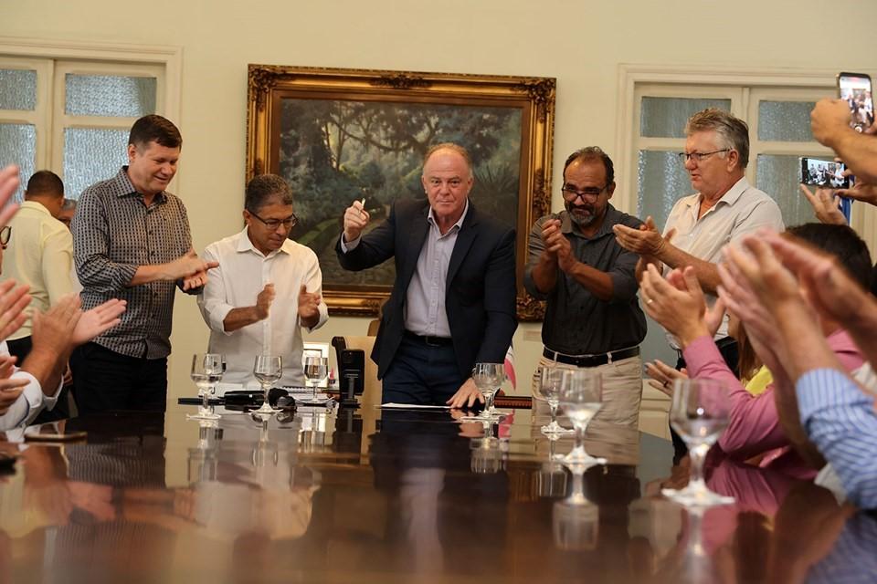 Casagrande assina Ordem de Serviço do Contorno de Laranja da Terra, no ES
