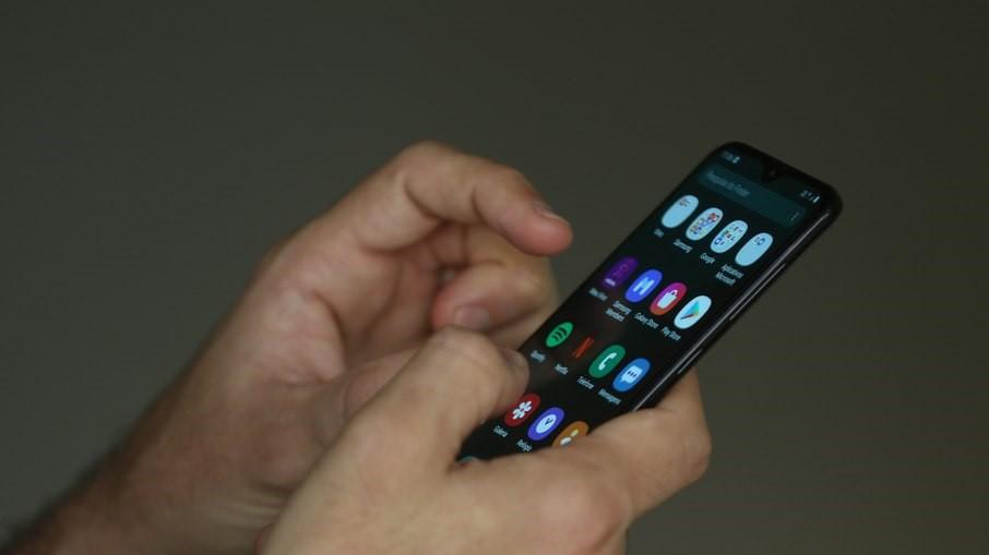 Senado aprova projeto que restringe uso de celular em escolas