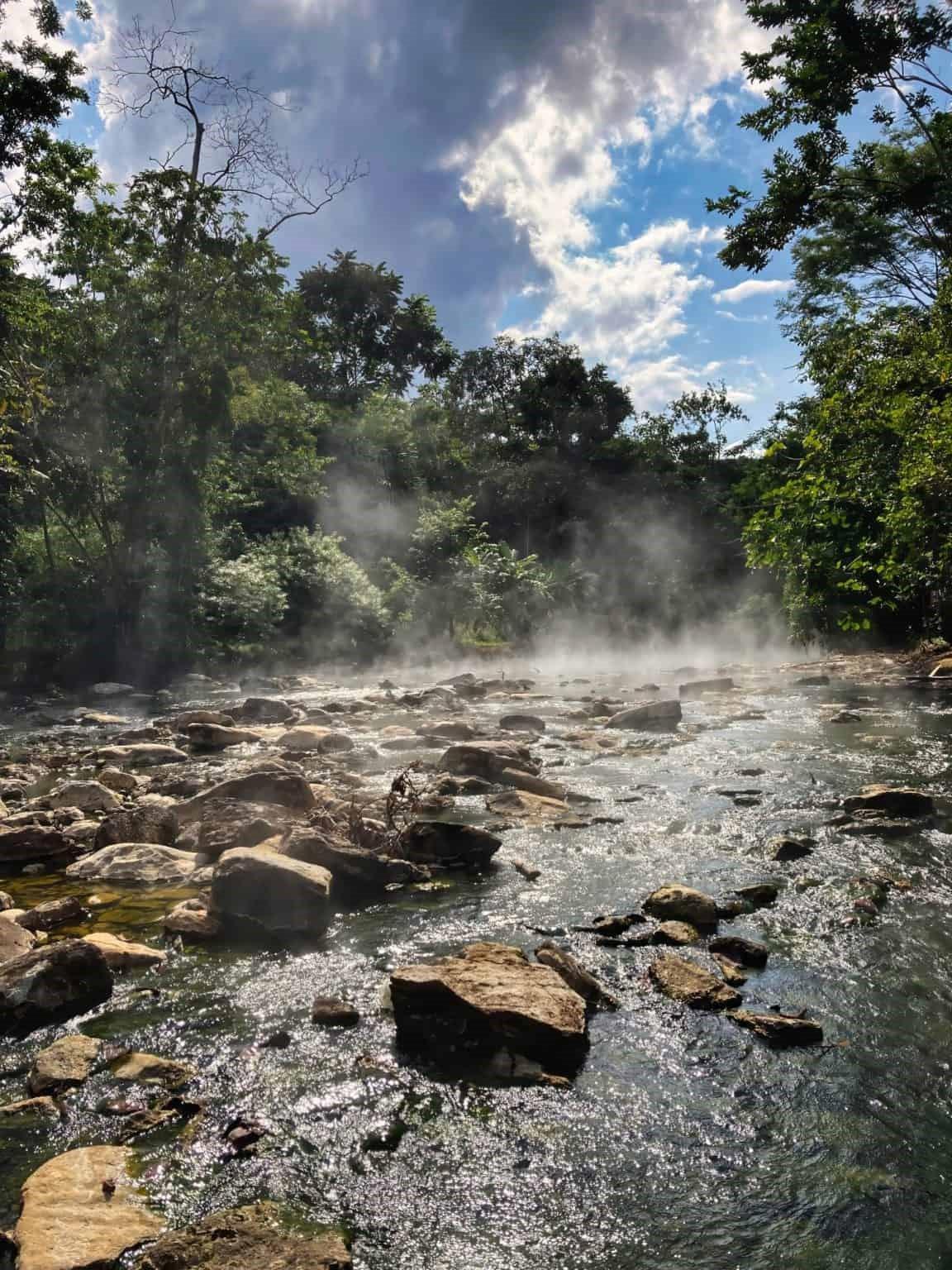 Rio mais quente do mundo fica na Amazônia peruana e cozinha quem entra nele