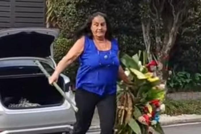 Mulher é detida ao levar coroa de flores à casa de Lula em SP