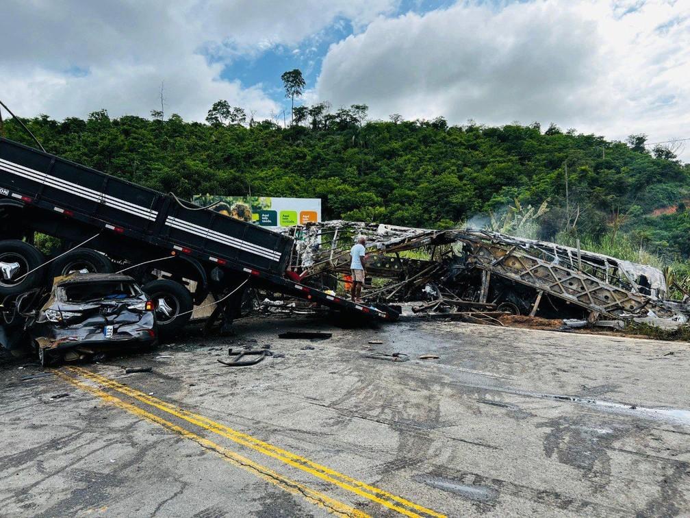 Grave acidente entre três veículos na BR-116 deixa 38 mortos em MG