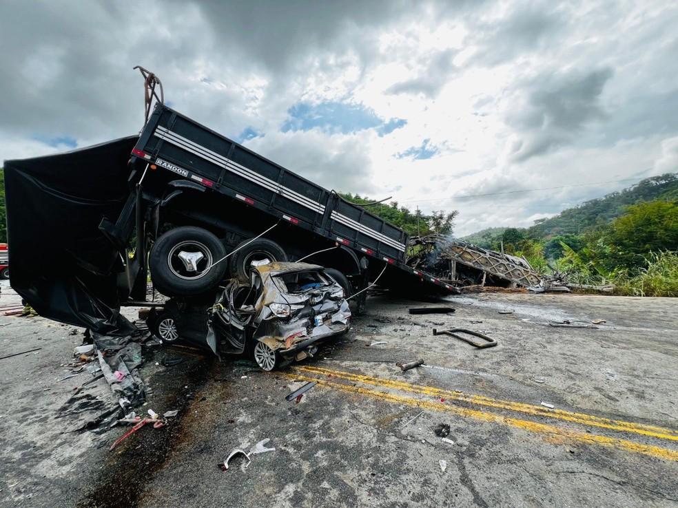 Grave acidente entre três veículos na BR-116 deixa 38 mortos em MG