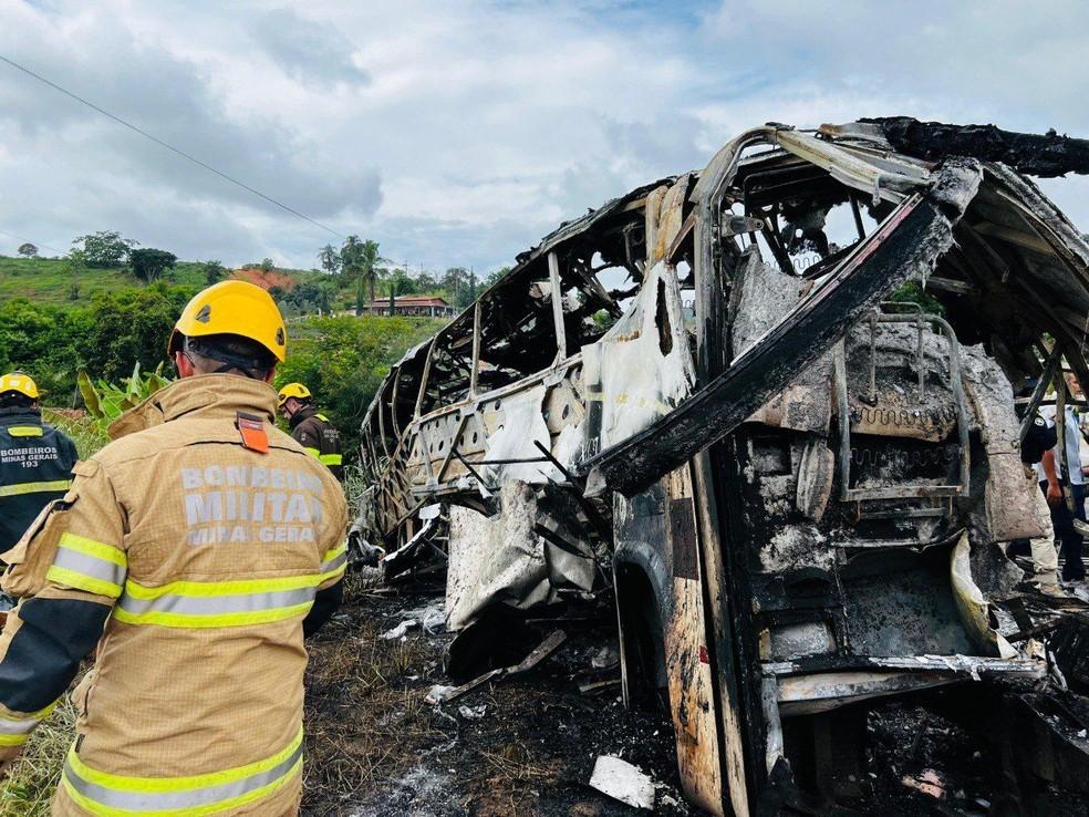 Grave acidente entre três veículos na BR-116 deixa 38 mortos em MG