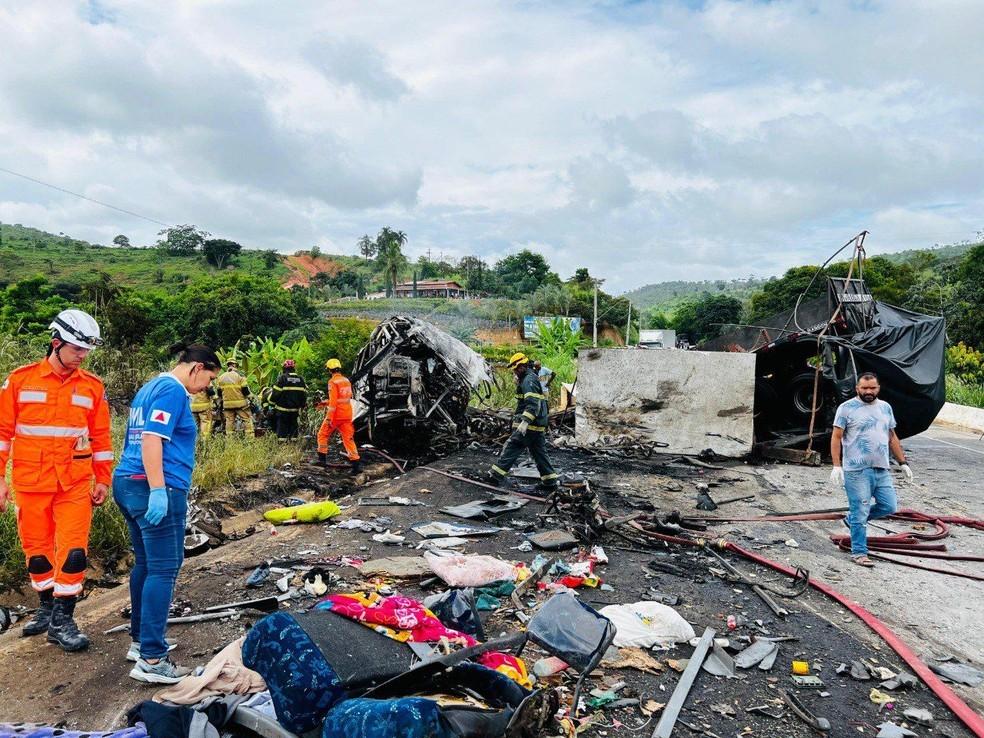 Grave acidente entre três veículos na BR-116 deixa 38 mortos em MG