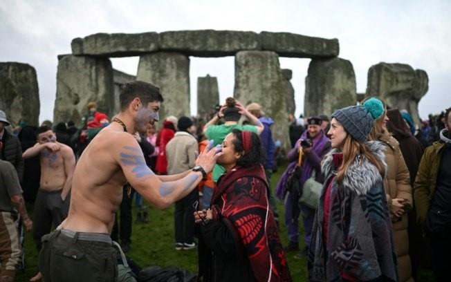 Milhares de pessoas celebram o dia mais curto do mundo no hemisfério Norte