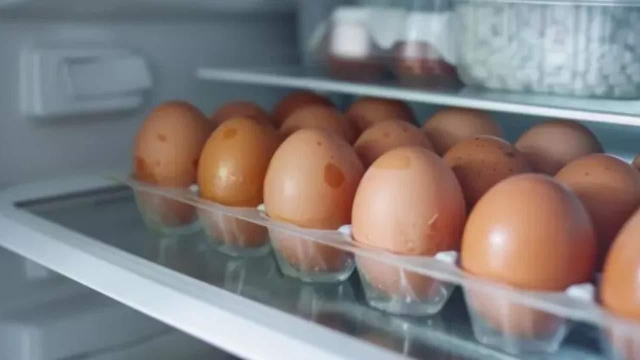 Nem uma semana, nem um mês: quanto tempo duram os ovos na geladeira?