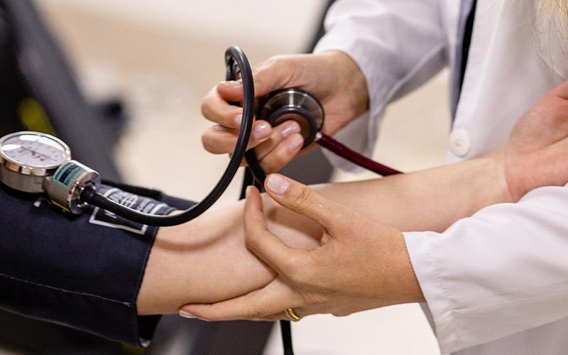 Estudo aponta vitamina que pode baixar a pressão arterial em idosos