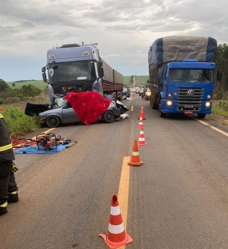 Grave acidente entre caminhão e carro na GO-346 deixa cinco mortos