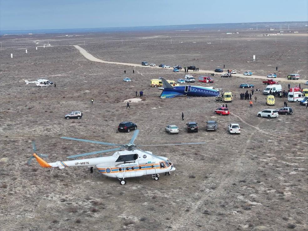 Avião com mais de 60 pessoas cai no Cazaquistão