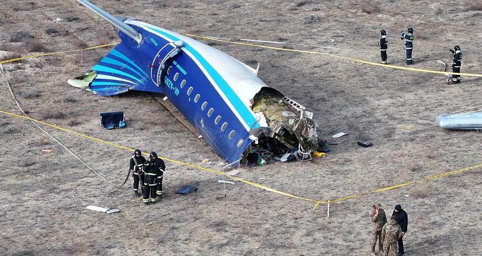 Avião com mais de 60 pessoas cai no Cazaquistão