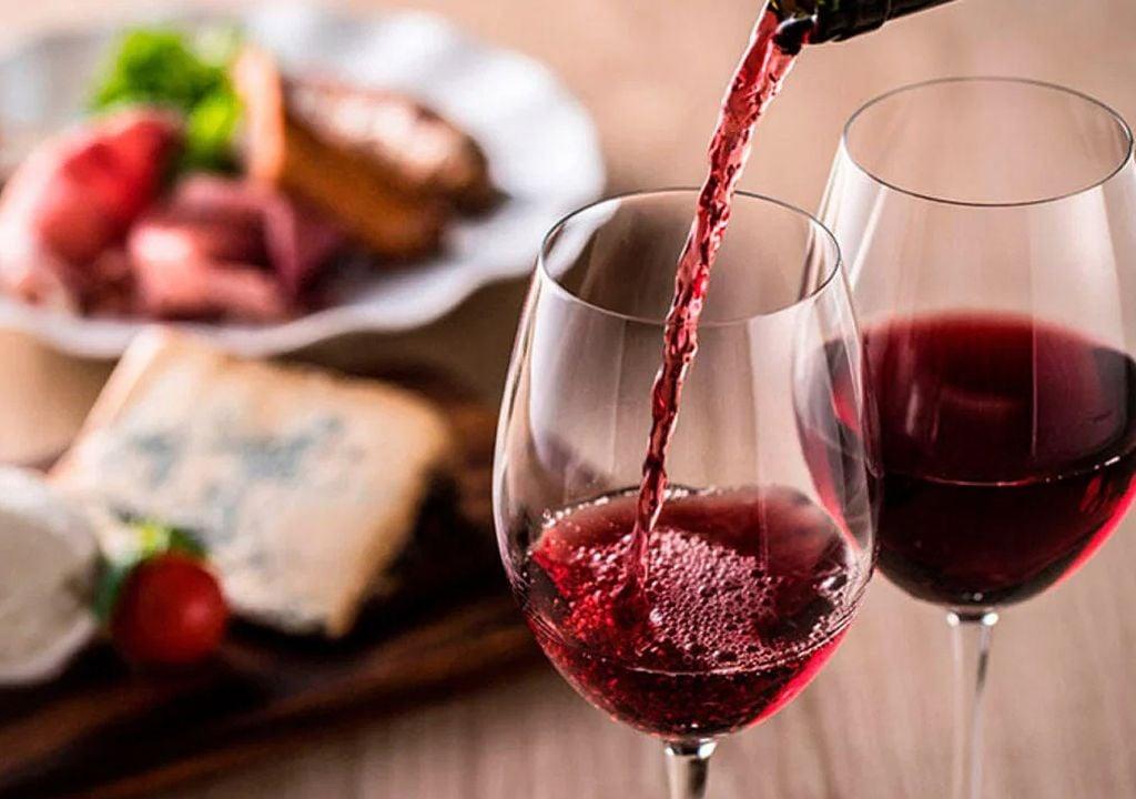 O que a ciência diz sobre a crença de que o vinho tinto faz bem à saúde