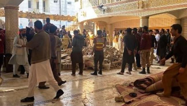 28 pessoas morrem e mais de 150 ficam feridas após explosão em mesquita no Paquistão