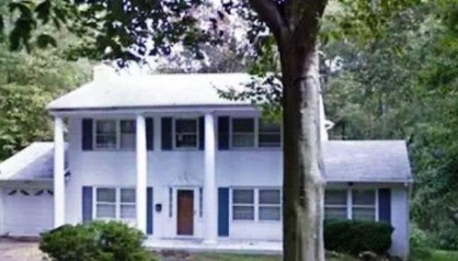 À venda por US$ 800 mil, casa vem com ‘uma pessoa vivendo no porão’