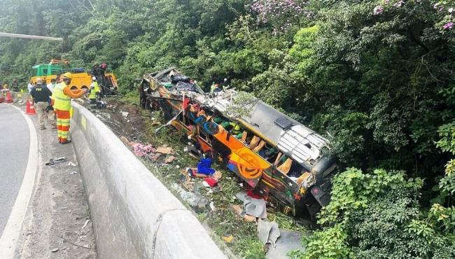 Acidente com ônibus na BR-376 deixa 21 mortos e 33 feridos, diz PM