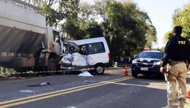 Acidente entre caminhão e uma van da Secretaria de Saúde, na BR-386, deixa sete pessoas mortas