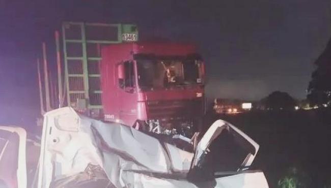 Acidente entre carro e carreta deixa dois mortos na BR-101, em Linhares, ES