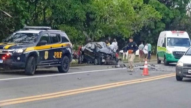 Acidente entre carro e carreta deixa um morto e três feridos na BR-101, em Aracruz, no ES