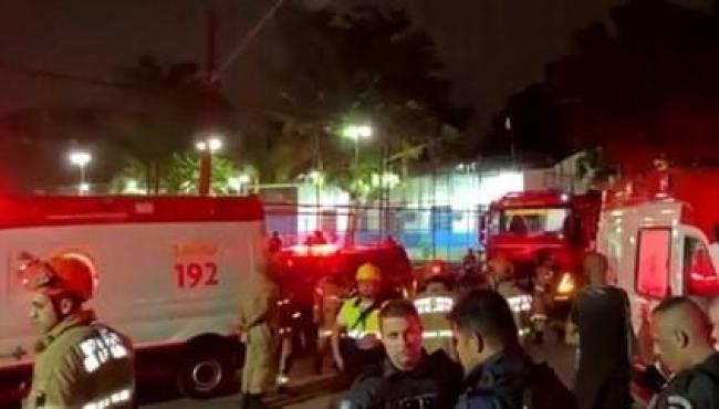 Acidente entre ônibus e trem deixa um morto e sete feridos no RJ