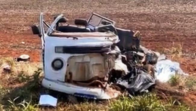 Acidente grave entre Kombi e carreta na BR-364, deixa quatro pessoas mortas e outras quatro feridas