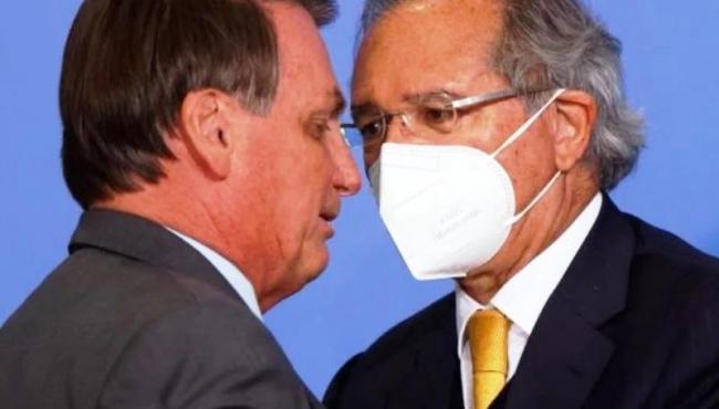 Após debandada na Economia, Bolsonaro diz que Guedes segue no governo