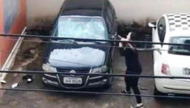 Após suposta traição, mulher quebra carro do marido com pedaço de madeira