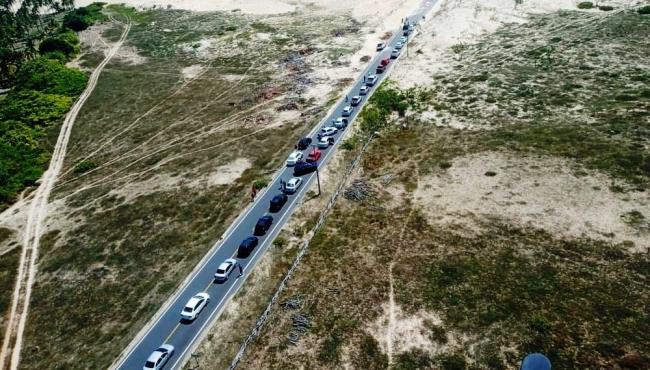 Areia das dunas invade PI-116 e rodovia registra longo engarrafamento