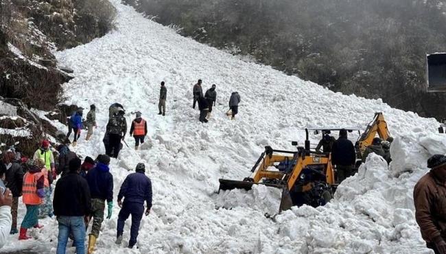 Avalanche no Himalaia mata sete turistas; outros estão presos