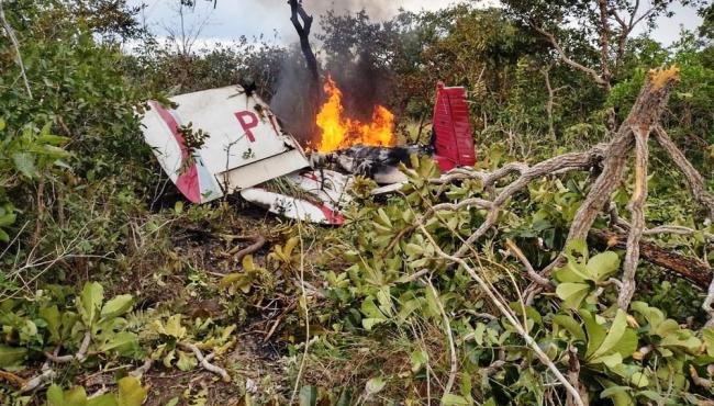 Avião cai em fazenda e duas pessoas morrem carbonizadas