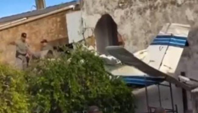 Avião cai sobre casas em Goiânia e deixa dois mortos
