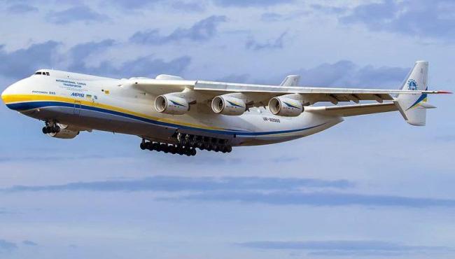 Avião gigante de seis motores e 32 rodas é registrado voando após 10 meses