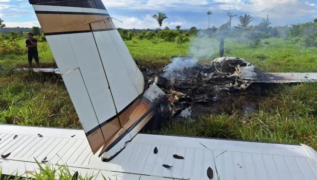 Avião interceptado pela FAB faz pouso forçado em MT e tripulantes colocam fogo na aeronave