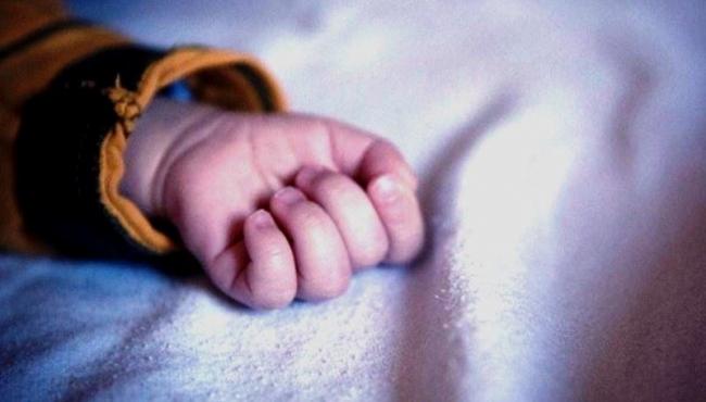 Bebê de um ano e meio morre após ser deixado sozinho por seis dias pela mãe, na Itália