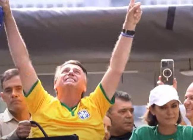 Bolsonaro convoca apoiadores para ato em Copacabana, no Rio