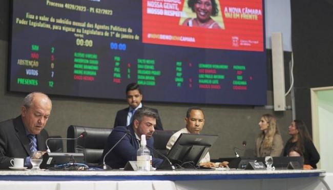 Câmara de Vitória, ES, derruba veto de prefeito e mantém aumento de 97% no salário de vereadores; valor será de R$ 17,6 mil