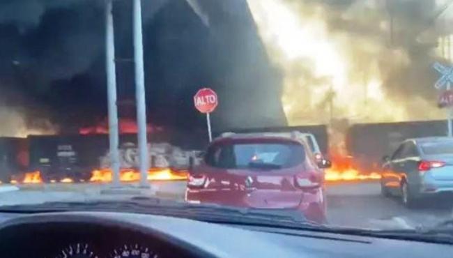 Caminhão de gasolina explode após ser atingido por trem