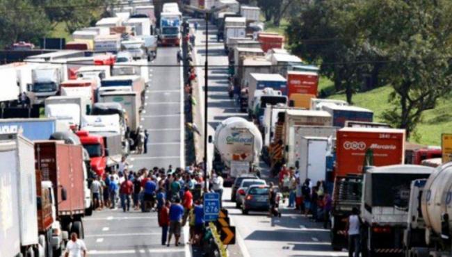 Caminhoneiros preparam protestos contra preço do diesel neste domingo (25)