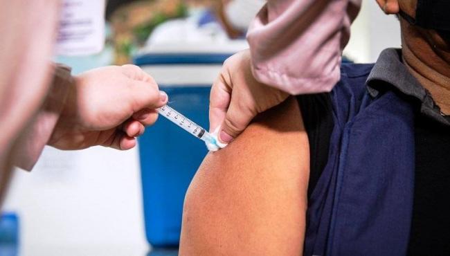 Campanha de vacinação bivalente contra Covid-19 chega na Cohab, em São Mateus, ES, nesta quinta-feira (16)