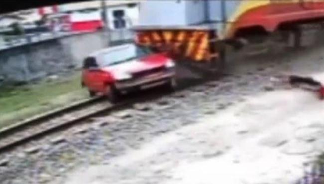 Carro é arrastado por trem após motorista se distrair com filhos, em SC