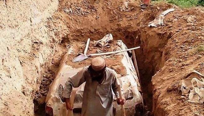 Carro utilizado por líder do Talibã em fuga após ataques em setembro de 2001 é desenterrado no Afeganistão