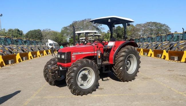 Casagrande entrega máquinas e equipamentos agrícolas para 41 municípios do ES