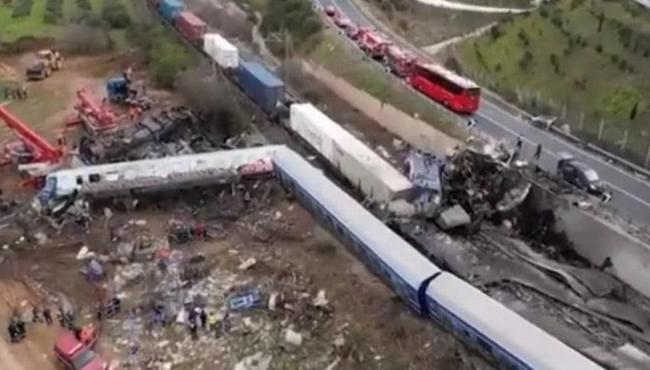 Colisão entre trens mata 38 pessoas na Grécia
