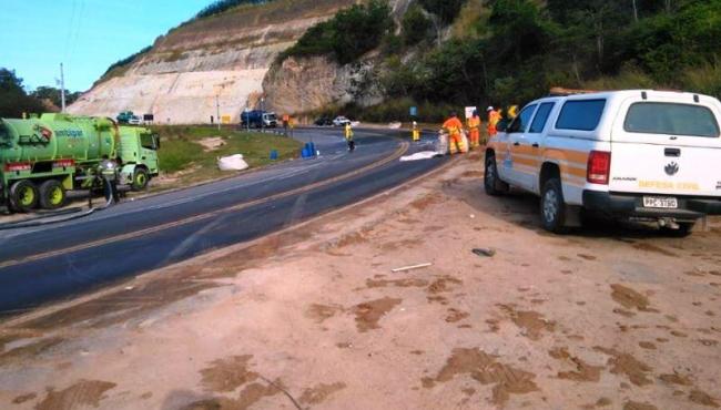 Conceição da Barra monitora danos ambientais no rio Itaúnas, após acidente com carreta carregada com óleo lubrificante