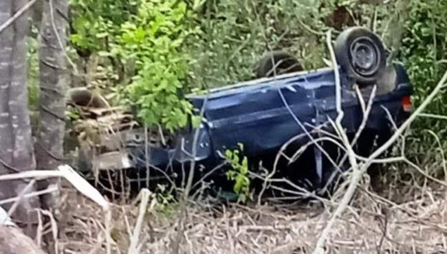Corpo é encontrado dentro de carro em ribanceira de 25 metros em São Roque do Canaã